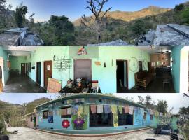 Clan BoHo - A village Rooted Community Homestay tucked between Waterfalls, Offering Wholesome Farm-to-Table Meals，位于瑞诗凯诗的豪华帐篷营地