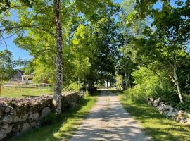 Cottage with beautiful nature, open landscape, forest and lakes I X I Stuga med fin natur, öppna landskap, skog och sjöar，位于Tingsryd的酒店