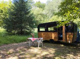 La caravane nature，位于Saint-Julien-le-Petit的酒店