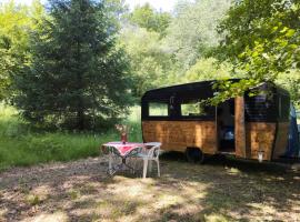 La caravane nature，位于Saint-Julien-le-Petit的露营地