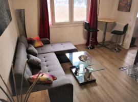 CHARMANT & PRATIQUE, 2 Pièces/4 Pers à 15 min de Paris et Versailles，位于阿夫赖城的酒店