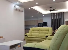 Miri Sunsky Condo Homestay 3 Rooms & 6 Guest，位于米里的分契式公寓