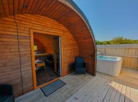 Pond View Pod 2 with Private Hot Tub -Pet Friendly- Fife - Loch Leven - Lomond Hills，位于Kelty的山林小屋