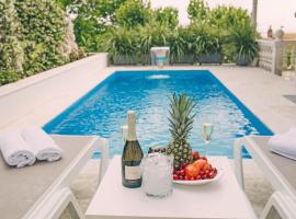 Villa Ardura - island holiday residence **** Bol. Island Brač，位于波尔的带泳池的酒店