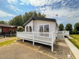 Beautiful Lodge With Decking In Hunstanton At Manor Park Ref 23023w，位于亨斯坦顿的山林小屋