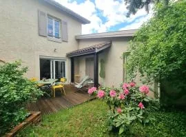 Maison cosy avec terrasse, jardin fleuri, et tout confort à Saint-Galmier - FR-1-496-292