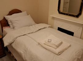 Single Bedroom available - Train station London Seven Kings，位于Seven Kings的家庭/亲子酒店