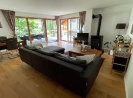 Wunderschöne Wohnung am See mit Sauna & Whirlpool，位于安特特泽的公寓