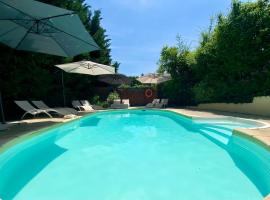 Le Petit Prince à Sarlat - Parking privé - piscine chauffée - espace bien-être Jacuzzi et massages，位于萨尔拉拉卡内达的酒店