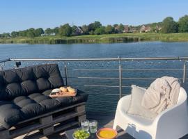 Hausboot der Friesländer im Wangermeer，位于旺格兰的船屋