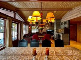 Large cabin with Sjusj&oslash;ens best view, sauna and ski in out，位于Ringsaker的带热水浴缸的酒店