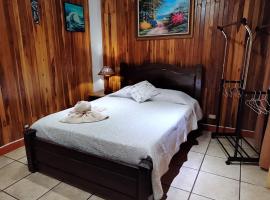 Natural Pacific Suites, Manuel Antonio-Quepos-Hotel，位于曼努埃尔安东尼奥的酒店