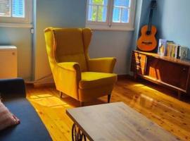 Yellow and blue relax house，位于比雷埃夫斯的别墅