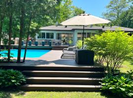 Stunning Modern Beach House with Swimming Pool and Spectacular Sunsets，位于Tiny的酒店