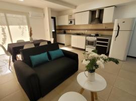 Lujoso apartamento cómodo y luminoso con seguridad 24 hs y estacionamiento，位于瓜伊马延900 Winery附近的酒店