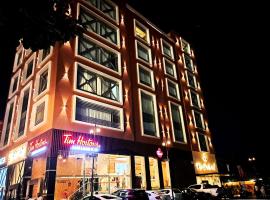 The Orchard Hotel Lahore，位于拉合尔的带停车场的酒店