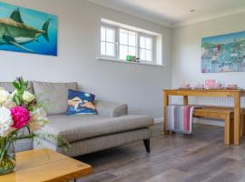 Spacious & charming apartment by the New Forest，位于灵伍德的酒店