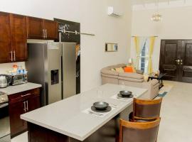 Modern & Spacious 2-BDRM/ Gated/Near Ocho Rios，位于Boscobel的酒店