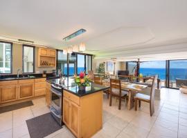 Puu Poa Ocean Bluff Condo, Incredible Views, Walk to Beaches, Pool & Tennis，位于普林斯维尔的公寓