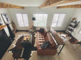 The Inspo Cabin with Stunning View，位于Running Springs的酒店