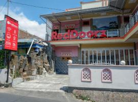 RedDoorz near Desa Wisata Tambi Dieng，位于沃诺索博的酒店