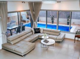 O&O Group - Prestigious Beachfront Villa W Private Pool，位于里雄莱锡安的酒店