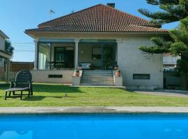 Gran casa pareada con piscina en Vigo. Playa: 9min，位于维戈的别墅
