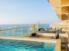 Infinity Luxury Penthouse Ashkelon，位于亚实基伦的带泳池的酒店