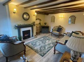 Beautiful Village Cottage 5 mins to Alton Towers，位于奥尔顿的乡村别墅