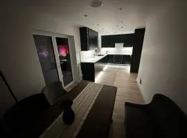 Luxury West London 3BR House, Cul De Sac