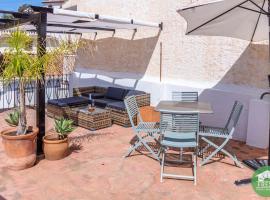 Town house with roof terrace in heart of Vinuela，位于比纽埃拉的公寓