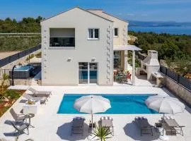 Villa Ora with Heated pool, Whirlpool, 4 bedrooms