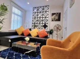 Stunning, clean, free parking home, ideal long stays
