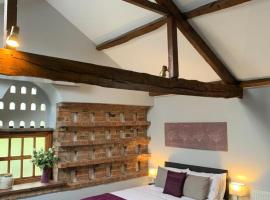 Studio 3B The Carriage House York 6m Village Location，位于约克Pike Hills Golf Club附近的酒店