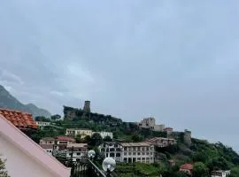 --HOTEL DEAL-- Rooms With Castle View，位于克鲁亚地拉那特蕾莎修女国际机场 - TIA附近的酒店