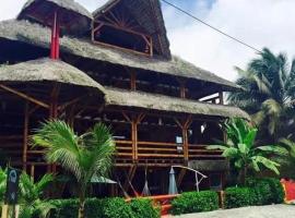 Hotel Bambu Mompiche，位于莫姆皮切的酒店