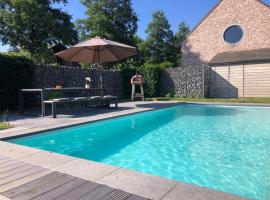 landelijke villa met zwembad en gezellige openhaard，位于Zemst的酒店
