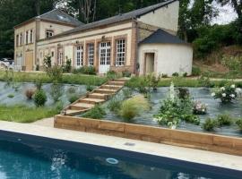 maison 8 pers avec piscine en pleine nature，位于Ambenay的酒店