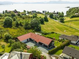 Villa i Bjørnafjorden，位于OsøyroThe Lysøen Museum附近的酒店