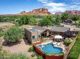 Large Sedona Property with Private Pool! 7 Bedrooms!，位于塞多纳的高尔夫酒店