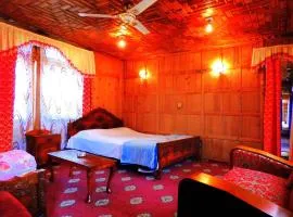 Raja's Palace Houseboat - Kashmir
