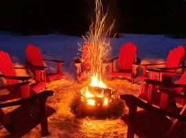 Private 5 BR Muskoka Cottage Firepit+BBQ+Wi-Fi，位于布雷斯布里奇的木屋