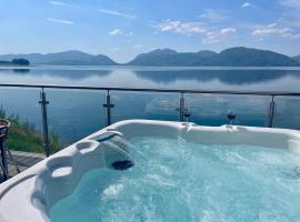 Loch Linnhe Waterfront Lodges with Hot Tubs，位于格伦科的酒店