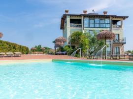 Bertoletta Village Apartments，位于佩斯基耶拉德加达的带泳池的酒店