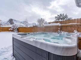 Modern home near UVU and BYU with hot tub and mountain views，位于奥勒姆的酒店