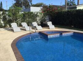 Home with heated pool close to beach and FLL airport，位于劳德代尔堡的度假屋