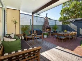 Amaroo - Pet Friendly - 2 Mins Walk to Beach - Outdoor Fireplace