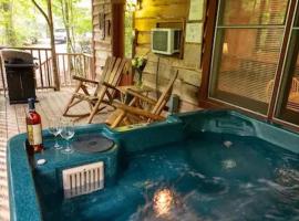 Cozy Cabin: River View with Hot Tub，位于达洛尼加的酒店