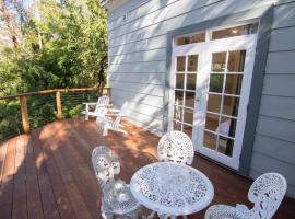 Bottlebrush Cabin, cosy private cabin in the trees，位于卢拉的酒店