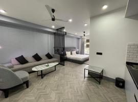 BedChambers Luxurious Serviced Apartment in Gurgaon，位于古尔冈甘地路附近的酒店